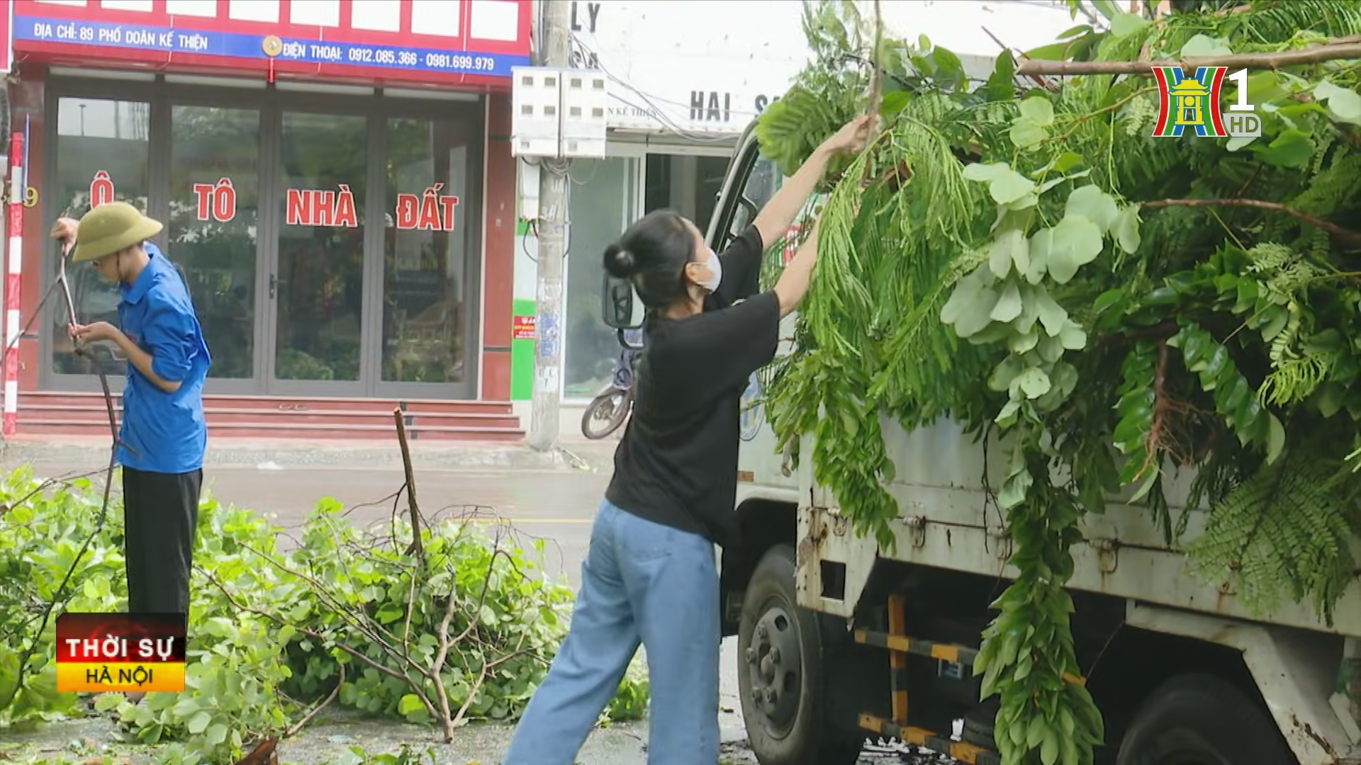  Người dân chung tay, hỗ trợ lực lượng chức năng, khắc phục hậu quả bão số 3.